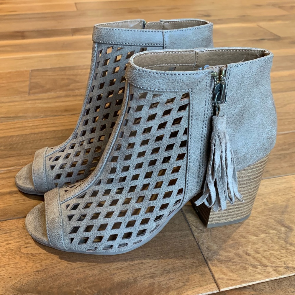 BRAND NEW Taupe Open Toe Booties with Tassel, Sz 7